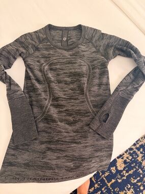 lululemon athletica Heathered Charcoal Gray Long Sleeve Top